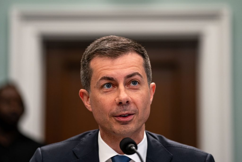 Pete Buttigieg es objeto de burlas por el ‘fiasco masivo’ de 7.500 millones de dólares de Joe Biden