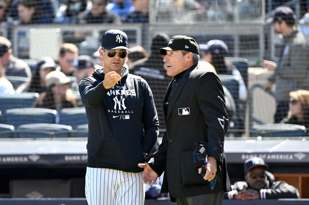 El manager de los Yankees, Aaron Boone, discute con el árbitro Ángel Hernández el 7 de abril de 2024.