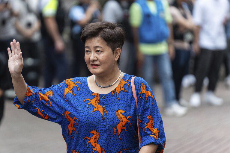 Helena Wong, exlegisladora a favor de la democracia, llega a los Tribunales de Magistrados de West Kowloon en Hong Kong, el jueves 30 de mayo de 2024. (Foto AP/Chan Long Hei)