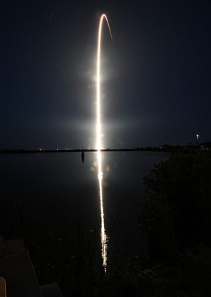 Un cohete SpaceX Falcon 9 despega de la Estación de la Fuerza Espacial de Cabo Cañaveral el domingo 12 de mayo de 2024. El cohete transporta 23 satélites Starlink Craig Bailey/FLORIDA TODAY a través de USA TODAY NETWORK