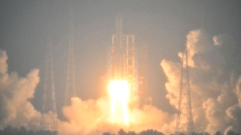 El lanzamiento de la sonda lunar china Chang’e-6 mientras se intensifica la carrera espacial con Estados Unidos