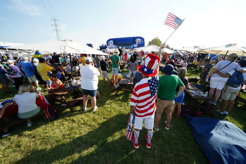 Aficionados estadounidenses durante la ceremonia de apertura de la Ryder Cup en Marco Simone Golf and Country Club, Roma, Italia.  Fecha de la foto: jueves 28 de septiembre de 2023. (Foto de Mike Edgerton/PA Images a través de Getty Images)