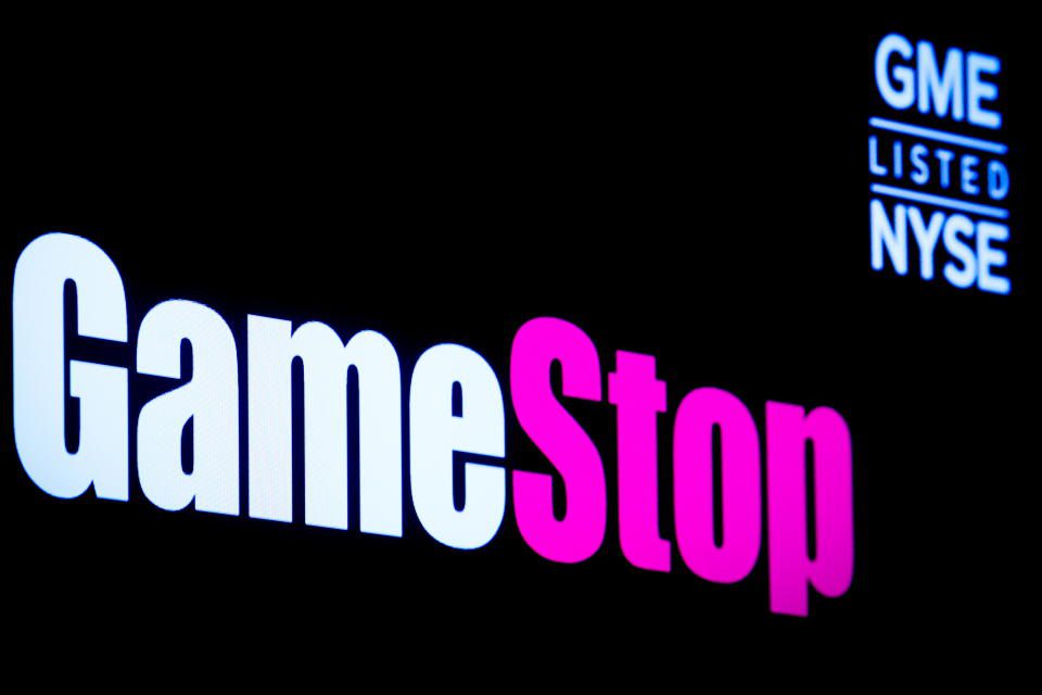 Una pantalla que muestra el logotipo y la información comercial de GameStop en el piso de la Bolsa de valores de Nueva York (NYSE) en la ciudad de Nueva York, EE.UU., 29 de marzo de 2022. REUTERS/Brendan McDiarmid