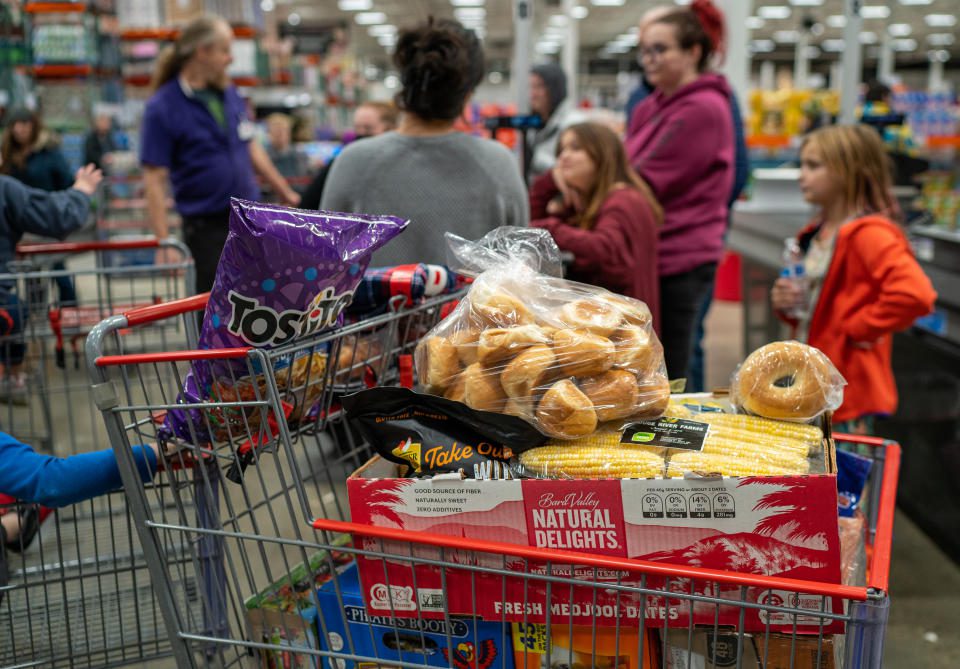 COLCHESTER, VERMONT - 13 DE NOVIEMBRE: Una familia recorre el pasillo de caja con sus compras en una tienda mayorista de Costco el 13 de noviembre de 2023 en Colchester, Vermont.  (Foto de Robert Nickelsburg/Getty Images)