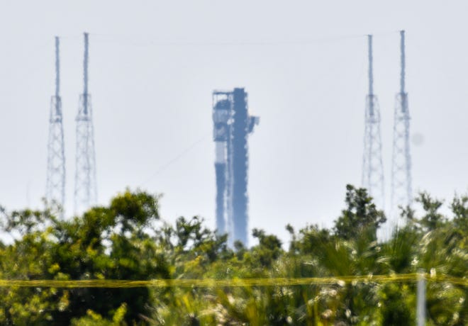 Un cohete SpaceX Falcon 9 permanece a bordo del LC-40 en la Estación de la Fuerza Espacial de Cabo Cañaveral el lunes 27 de mayo de 2024. El lanzamiento del cohete que transportaba 23 satélites Starlink fue cancelado por razones desconocidas.  Craig Bailey/Florida Today a través de USA TODAY Network