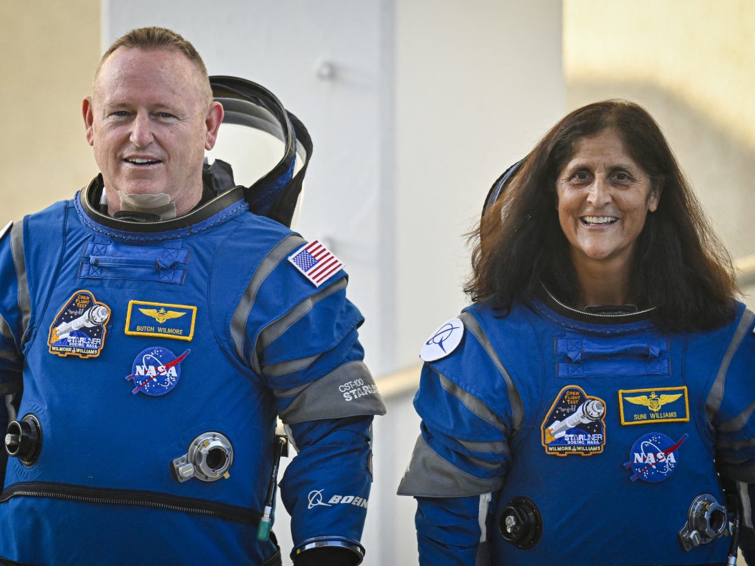 Los astronautas de la NASA Butch Wilmore (izquierda) y Sonny Williams usan trajes espaciales Boeing cuando abandonan el edificio de operaciones y salen de la plataforma de lanzamiento el miércoles en el Centro Espacial Kennedy en Florida.  Es el tercer viaje al espacio para ambos.