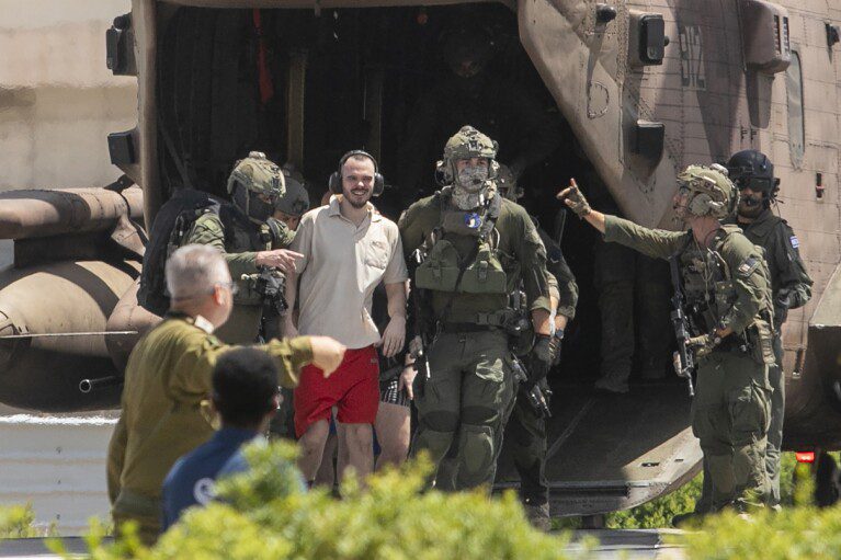 Andrei Kozlov, de 27 años, secuestrado en Israel en un ataque liderado por Hamas el 7 de octubre de 2023, llega en helicóptero al Centro Médico Sheba en Ramat Gan, Israel, el sábado 8 de junio de 2024. (Foto AP/Tomer Appelbaum) (Foto AP) ) Prensa/Tomer Appelbaum)