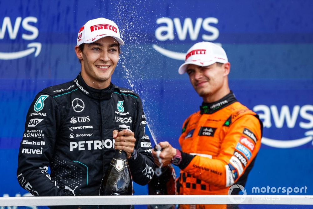 George Russell, equipo Mercedes-AMG de Fórmula 1, tercer lugar, Lando Norris, equipo McLaren de Fórmula 1, segundo lugar, en el podio con champán