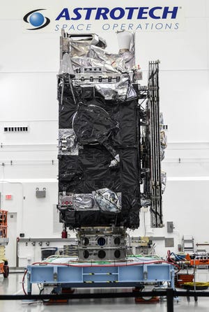 Los miembros de los medios ven el satélite GOES-U en Astrotech en Titusville el jueves 6 de junio de 2024. Está previsto que el satélite se lance a bordo de un cohete Falcon Heavy el 25 de junio.  Craig Bailey/FLORIDA TODAY a través de USA TODAY NETWORK