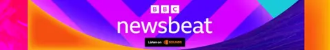 Imagen de pie de página que muestra el logotipo de BBC Newsbeat sobre un fondo de color, con instrucciones para escuchar BBC Sounds a continuación