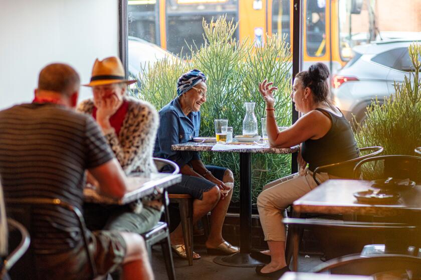 Los restaurantes y bares pueden seguir cobrando tarifas de servicio, si se publican