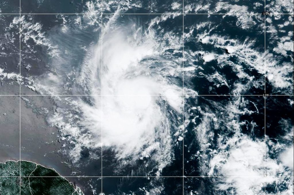 Beryl se ha convertido en un huracán de categoría 4 “extremadamente peligroso” y se espera que traiga condiciones potencialmente mortales al Caribe.