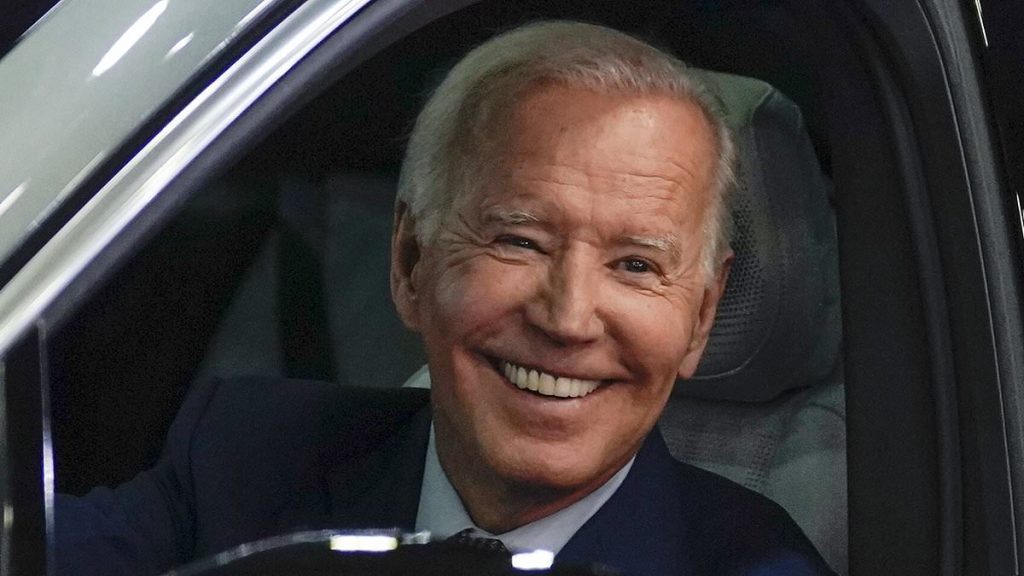 Biden presenta el último intento de eliminar los automóviles de gasolina en un esfuerzo por obligar a todos los estadounidenses a cambiar a vehículos eléctricos para 2032.