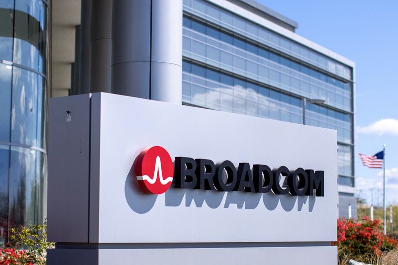 Broadcom aumenta la previsión de ingresos para chips de IA y revela división de acciones