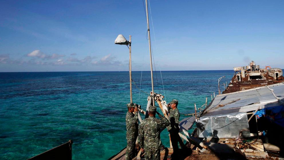 Filipinas dice que la Guardia Costera china confiscó alimentos arrojados por un avión de las fuerzas filipinas en el mar en disputa.