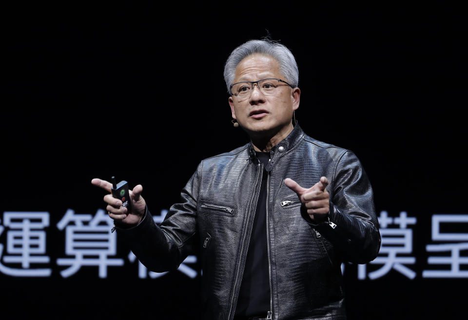 El director ejecutivo de Nvidia, Jensen Huang, habla en Computex 2024 en Taipei, Taiwán, en junio.  (Foto AP/Xiang Yingying, archivo)