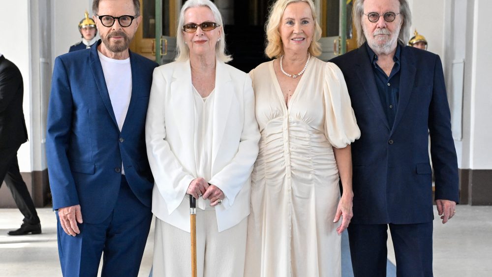 Los cuatro miembros de ABBA se unen para ser nombrados caballeros en una ceremonia en Suecia