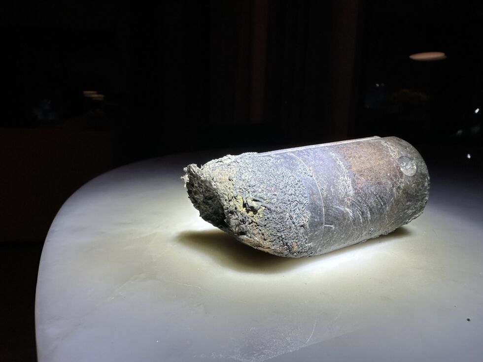 El objeto cilíndrico, de unos pocos centímetros de tamaño, cayó a través del techo de la casa de Alejandro Otero en Florida en marzo.