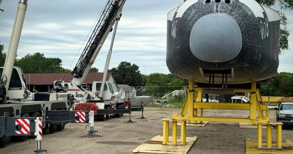 Una réplica del transbordador espacial aterriza en St. Cloud