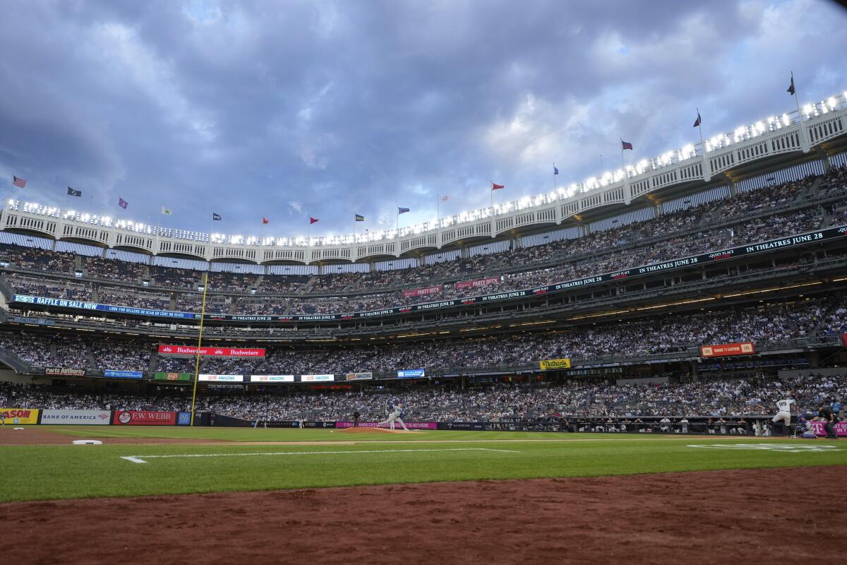Yoshinobu Yamamoto lanza contra la estrella de los Yankees de Nueva York, Aaron Judge, durante la primera entrada el viernes en el Yankee Stadium.