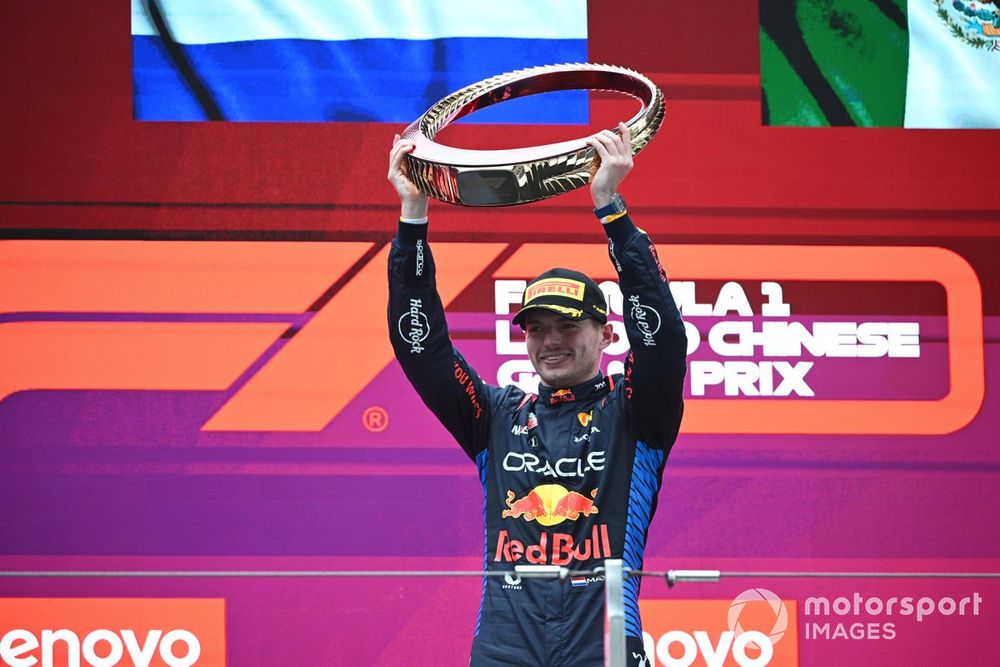 Max Verstappen, Red Bull Racing, pole position, levanta el trofeo de ganador