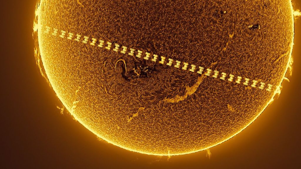 Un astrofotógrafo captura fotografías extraordinarias de la Estación Espacial Internacional mientras vuela frente al sol