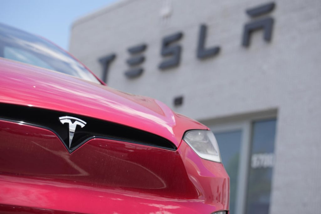 Las acciones de Tesla volvieron a subir, extendiendo un enorme repunte del 40% durante el último mes