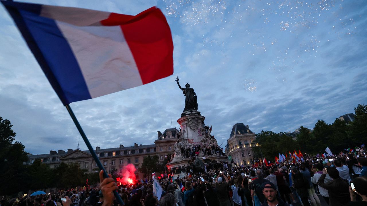 Multitudes se reúnen durante un mitin electoral nocturno en la Place de la République en París. 