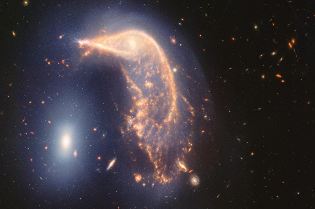 El Telescopio James Webb celebra su segundo aniversario tomando una imagen de las galaxias Pingüino y Huevo