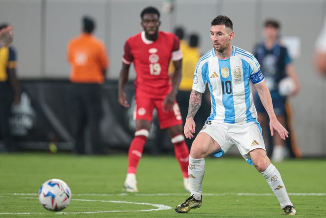 El delantero argentino Lionel Messi (10) en acción durante la segunda mitad contra Canadá en el estadio MetLife.