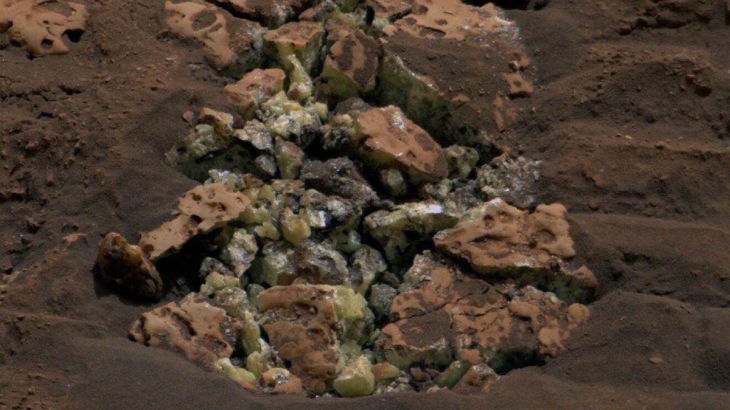 El rover Curiosity de la NASA descubre un tesoro de cristales amarillos en Marte
