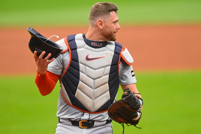 Carson Kelly (15) de los Tigres de Detroit está en el campo en la primera ronda contra los Guardianes de Cleveland en el Progressive Field de Cleveland el miércoles 24 de julio de 2024.