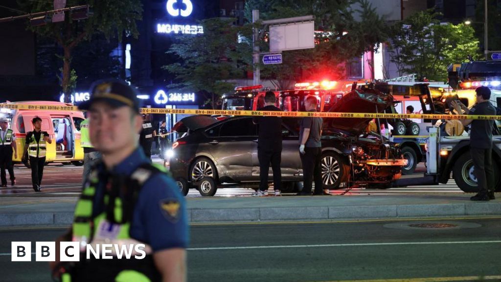 Al menos nueve personas murieron en la capital de Corea del Sur, Seúl, después de que un coche atropellara a una multitud