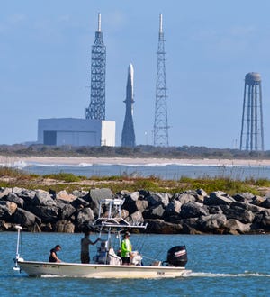 El cohete de prueba New Glenn de Blue Origin giró sobre la plataforma por primera vez en febrero en el Complejo de Lanzamiento 36 de la Estación Espacial de Cabo Cañaveral.