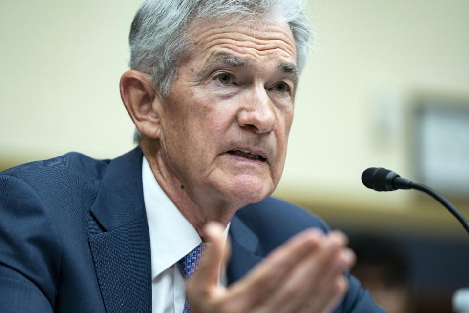 WASHINGTON, DC – 10 DE JULIO: El presidente de la Reserva Federal, Jerome Powell, habla durante una audiencia del Comité de Servicios Financieros de la Cámara de Representantes sobre el informe semestral de política monetaria de la Reserva Federal en el Capitolio de los Estados Unidos el 10 de julio de 2024 en Washington, DC.  Powell discutió la reducción de las tasas de inflación, diciendo 