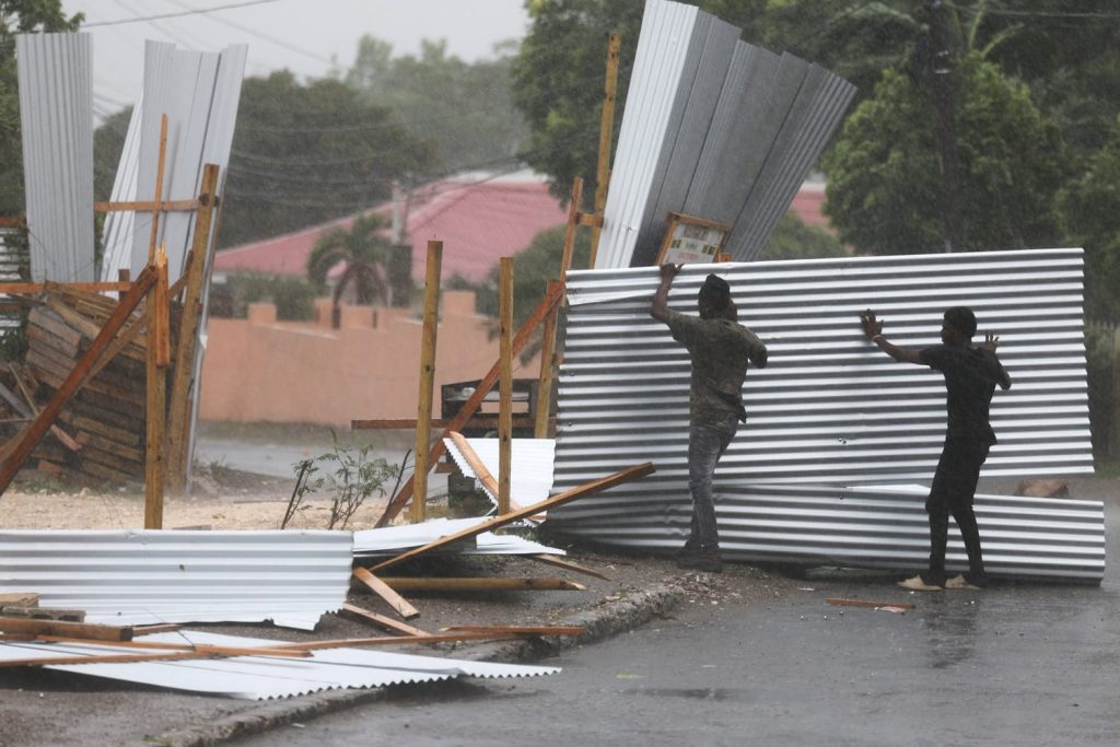 El huracán Beryl deja dos muertos en Jamaica y abre un camino de devastación mientras México se prepara para el impacto