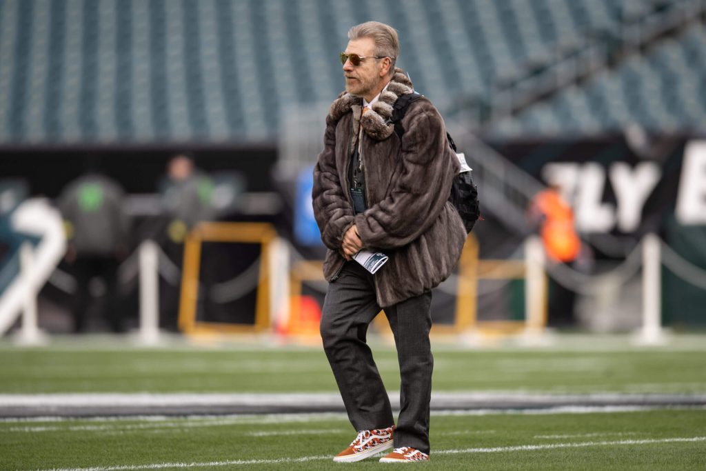 El locutor veterano de Filadelfia, Howard Eskin, ha sido excluido de Citizens Bank Park después de hacer un avance no deseado.