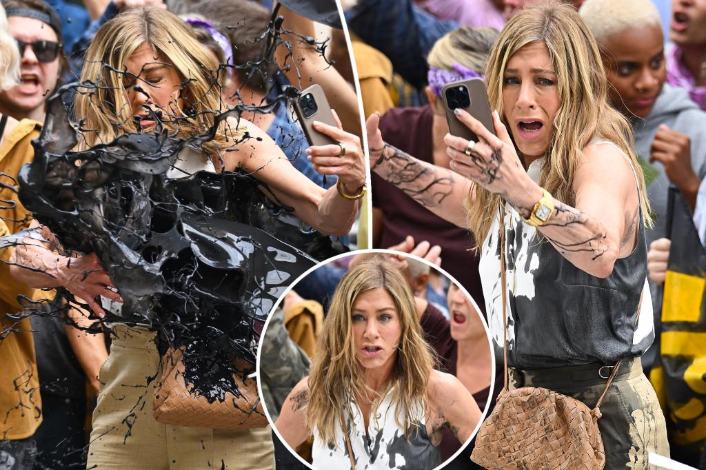 Jennifer Aniston es rociada con aceite en el set de “Morning Show”