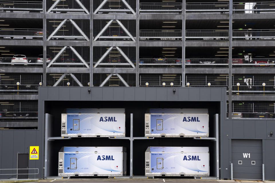 Vista exterior de uno de los edificios del complejo de ASML, un fabricante líder de equipos de producción de semiconductores, en Veldhoven, Países Bajos, el lunes 30 de enero de 2023. ASML dice que funcionarios estadounidenses, holandeses y japoneses están cerca de llegar a un acuerdo para limitar El acceso de China a la tecnología utilizada para fabricar chips de computadora.  (Foto AP/Peter Dejong)