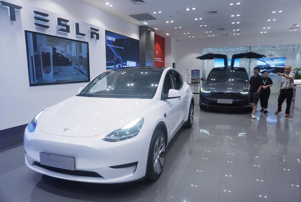 HANGZHOU, CHINA - 14 DE AGOSTO de 2023 - Los clientes compran coches eléctricos en una tienda Tesla en Hangzhou, provincia de Zhejiang, al este de China, 14 de agosto de 2023. El mismo día, Tesla anunció que había reducido el precio de sus modelos de lujo Modelo Y en El precio de cada automóvil se incrementa en 1.900 dólares (unos 14.000 yuanes) en el mercado chino, y también anunció un subsidio de seguro limitado de 8.000 yuanes para los pedidos de automóviles Modelo 3 existentes.  (Foto cortesía de CFOTO/Future Publishing vía Getty Images)