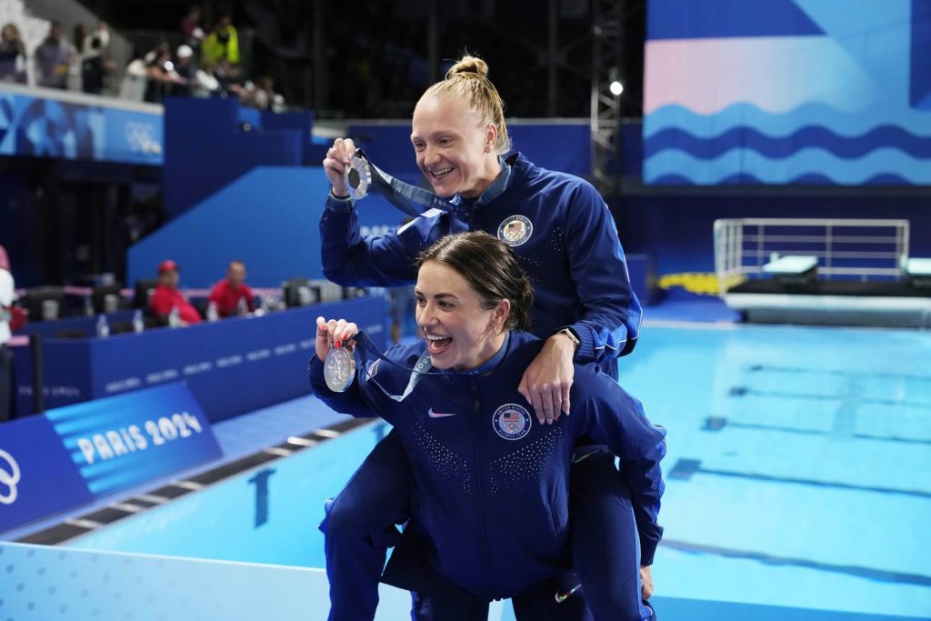 Las clavadistas sincronizadas Sarah Bacon y Cassidy Cook ganan las primeras medallas en la historia de EE.UU.