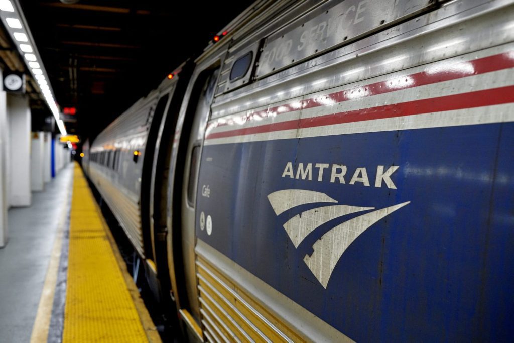 Los servicios de trenes de Amtrak entre Nueva York y Boston fueron suspendidos por el resto del sábado.