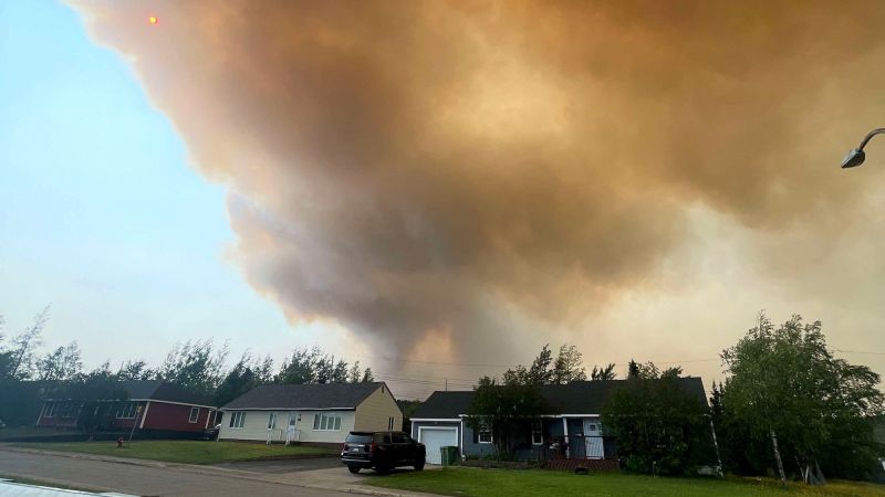 Miles de personas evacuadas debido a incendios forestales “extremadamente agresivos” en el este de Canadá