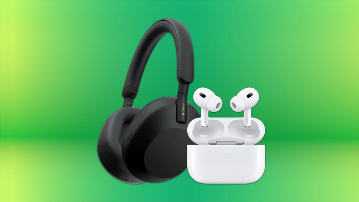 Auriculares Sony Wh-1000XM5 y Apple AirPods Pro 2 sobre fondo verde