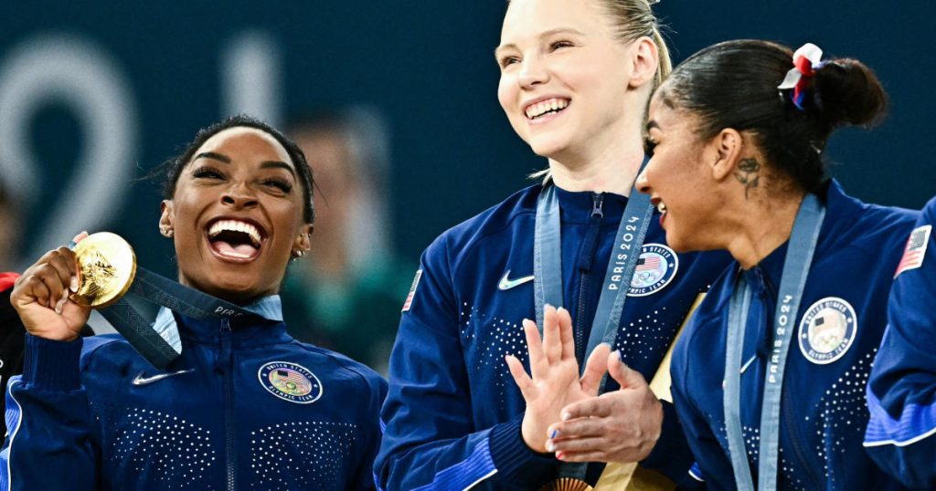 Simone Biles y el equipo de EE. UU. ganan el oro en la final por equipos de gimnasia femenina en los Juegos Olímpicos de 2024.