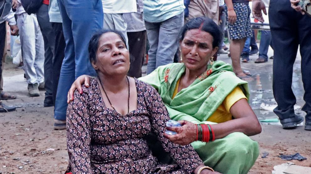 Una estampida en un acto religioso en India mata a más de 100 personas, la mayoría mujeres y niños