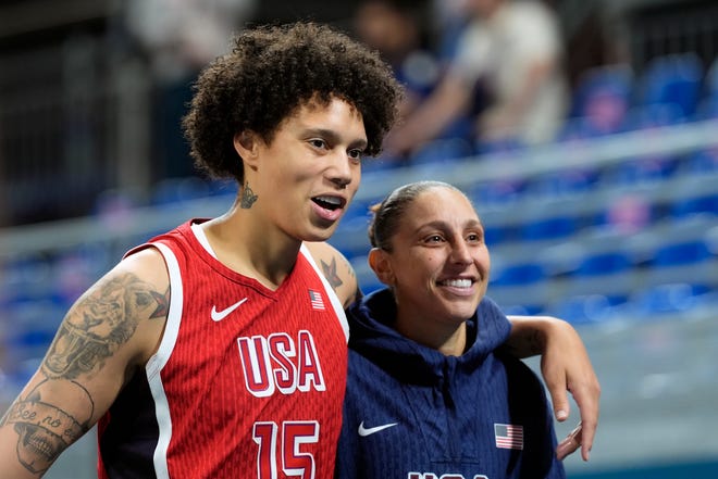 La mediocampista estadounidense Brittney Griner (15) celebra con la portera Diana Taurasi (12) después de derrotar a Bélgica 87-74 en un partido de la fase de grupos femenina durante los Juegos Olímpicos de Verano de París 2024 en el Stade Pierre Maurois el 1 de agosto de 2024.