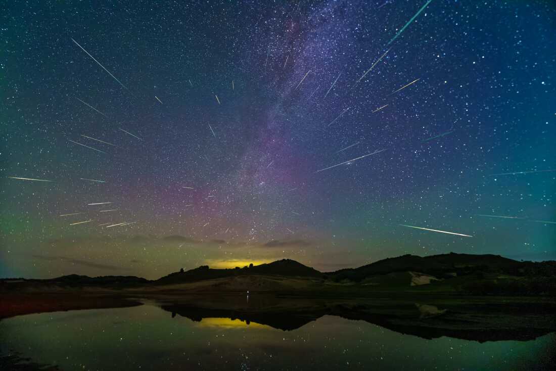 La lluvia de meteoritos de las Perseidas se ve sobre la pradera de Ulaanbum en la ciudad de Chifeng, Mongolia Interior, China, el 14 de agosto de 2023.