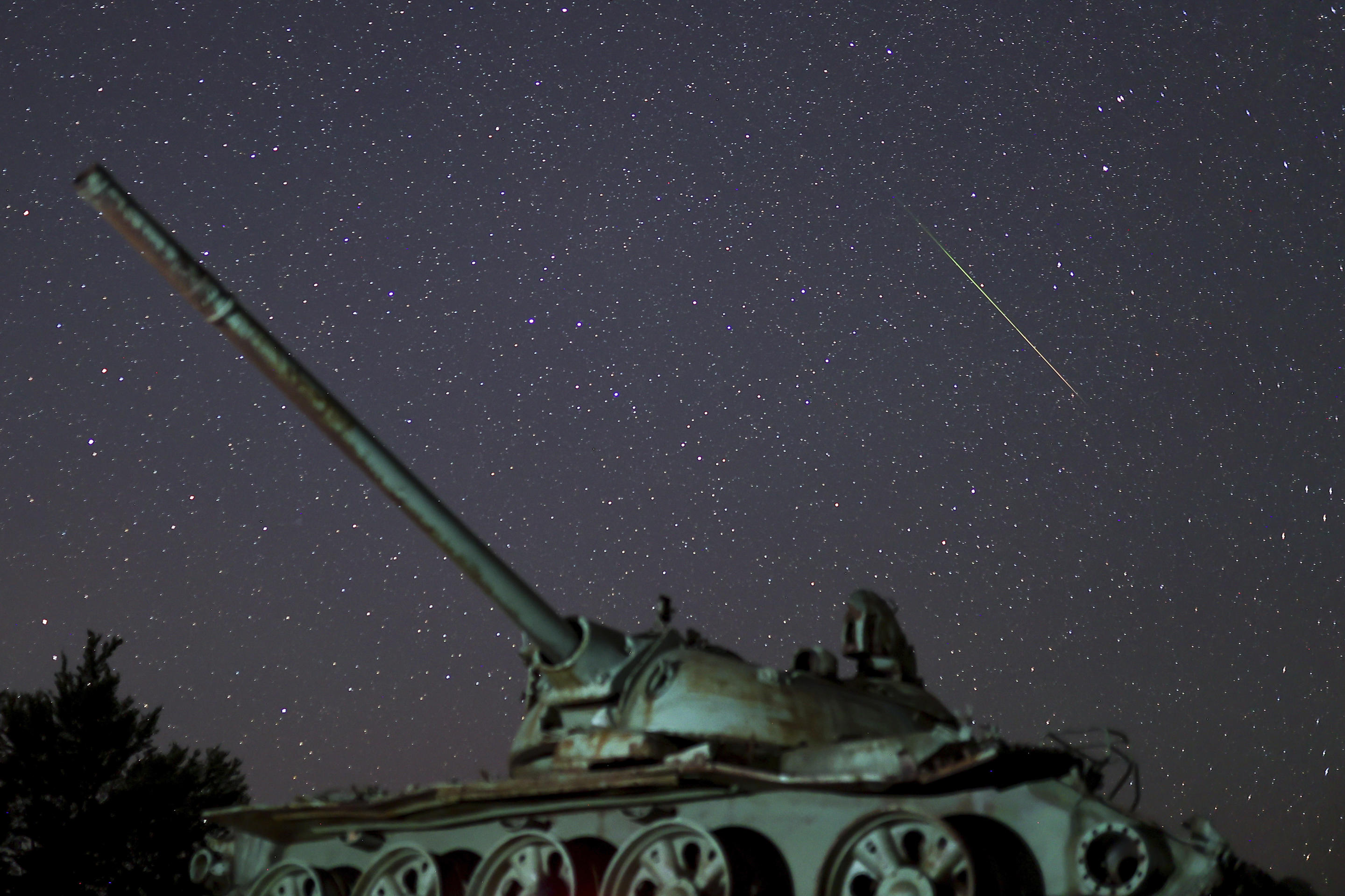 Un meteoro cruza el cielo sobre un tanque destruido abandonado en el monte Bjelasnica después de la guerra en Bosnia. 