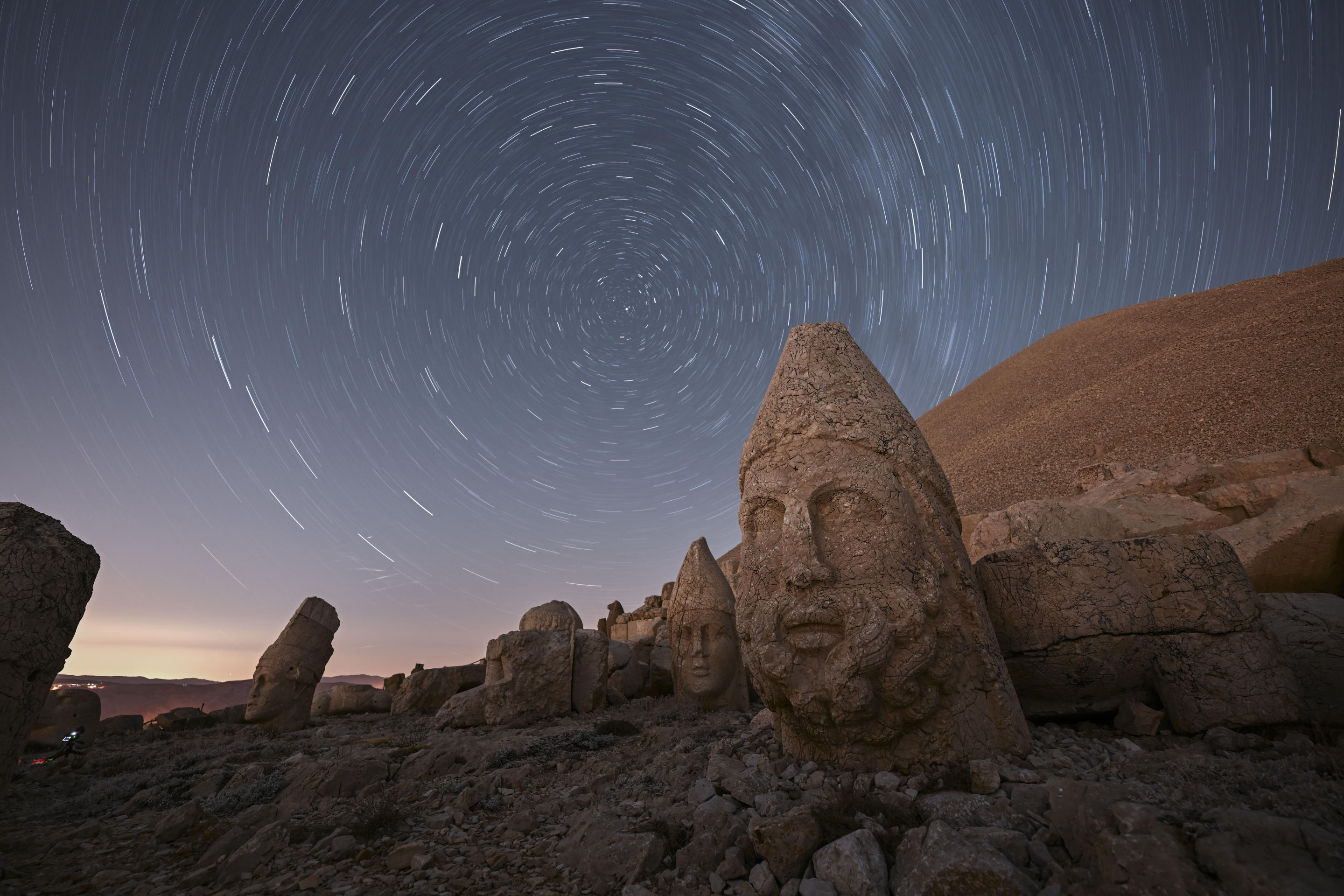 Se observa un espectáculo impresionante durante la lluvia de meteoritos de las Perseidas en el Monte Nimrud.